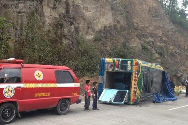 La excesiva velocidad del piloto originó que volcara el bus de los transportes Méndez, en la ruta Interamericana. (Foto Prensa Libre: Ángel Julajuj<br _mce_bogus="1"/>