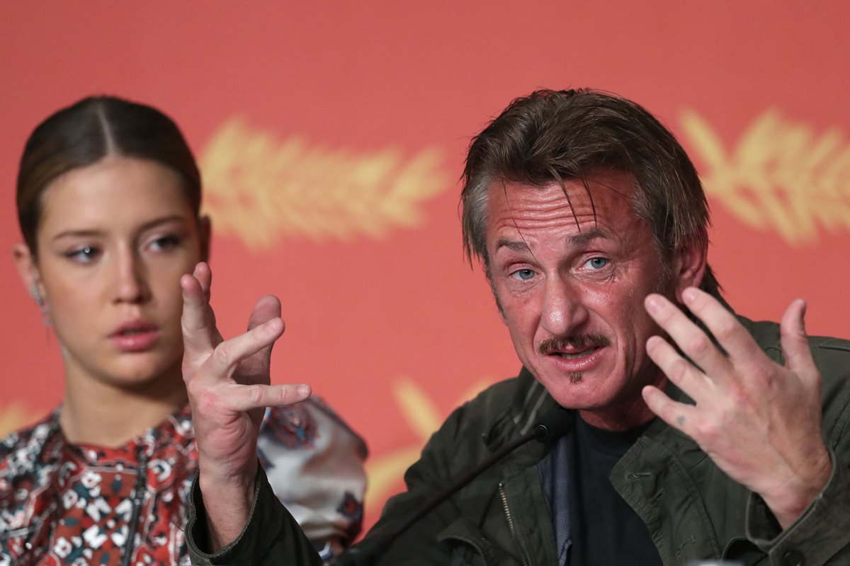 El actor y director estadounidense habla del drama humanitario de su película "The Last Face", en conferencia de prensa en Cannes. (Fotos Prensa Libre, AFP)