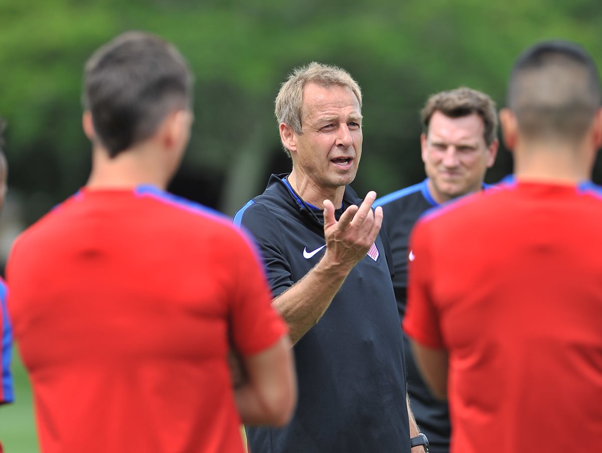 El técnico Jurgen Klinsmann, da instrucciones a sus jugadores Buccaneer Field de Barry University en Miami Shores (Florida). (Foto Prensa Libre: EFE)