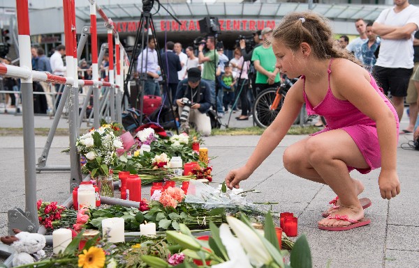 Los alemanes comienzan a depositar flores en el lugar de la balacera en Múnich, Alemania. (Foto Prensa Libre: AP)