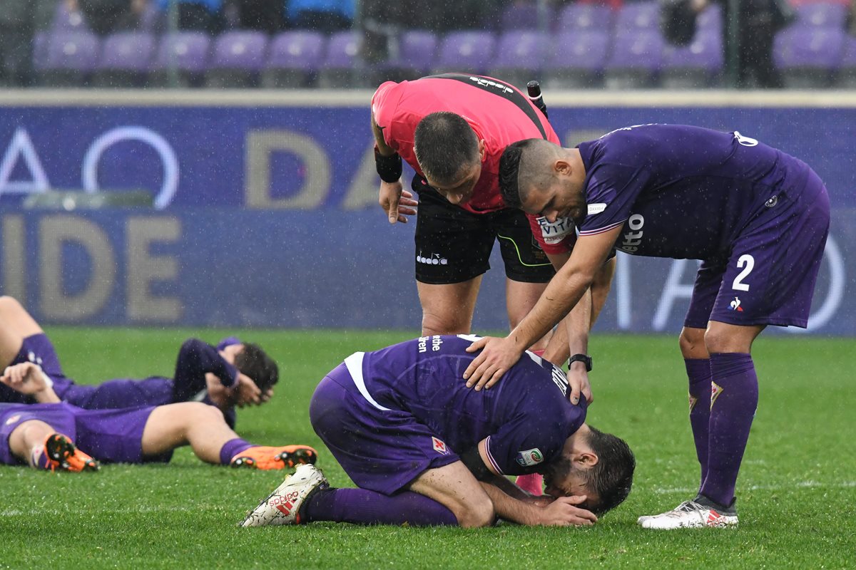 Al terminar el partido, los jugadores de la "Fiore" se desplomaron en llanto y hasta el árbitro del encuentro llegó a consolarlos. (Foto Prensa Libre: EFE)