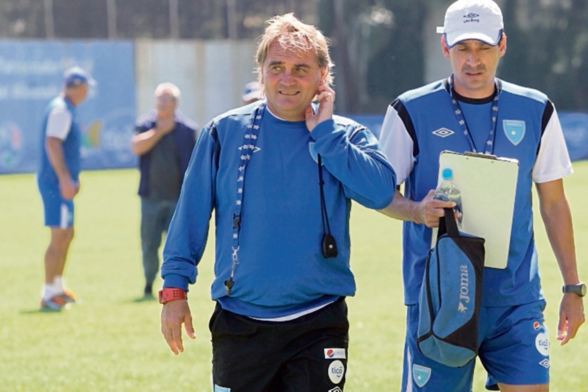 Carlos Ruiz es el encargado de la Preolimpica que jugará triangular del 11 al 15 de agosto. (Foto Prensa Libre: Hemeroteca PL)