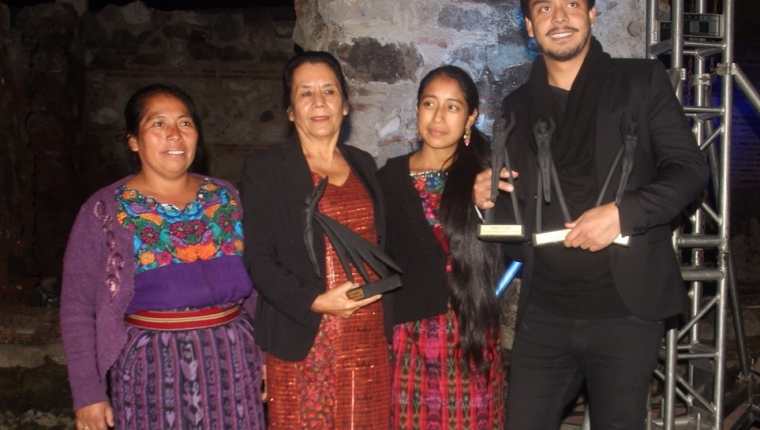 María Telón, Marina Peralta, Jayro Bustamante y María Mercedes Coroy, recibieron los premios Ícaro, con los que Ixcanul suma 35 galardones en festivales de cine. (Foto Prensa Libre: Miguel López)
