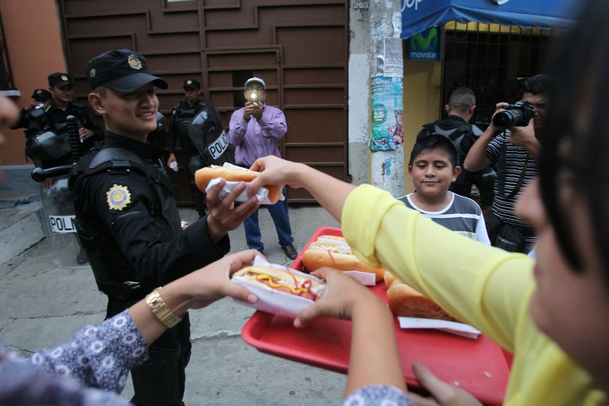 <em>La solidaridad de los guatemaltecos se evidenció al llevar alimentos a agentes de la PNC. (Foto Prensa Libre Érick Ávila).</em>