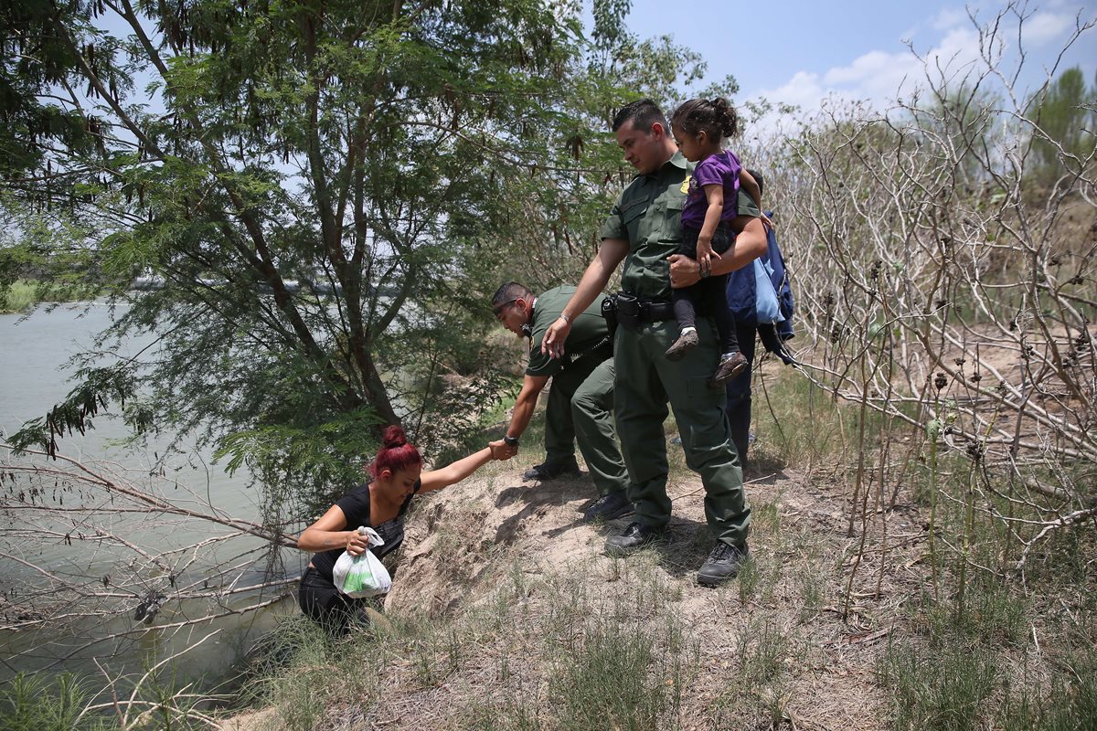 Migrantes centroamericanos continúan cruzando la frontera de EE.UU. (Foto Prensa Libre: AP)