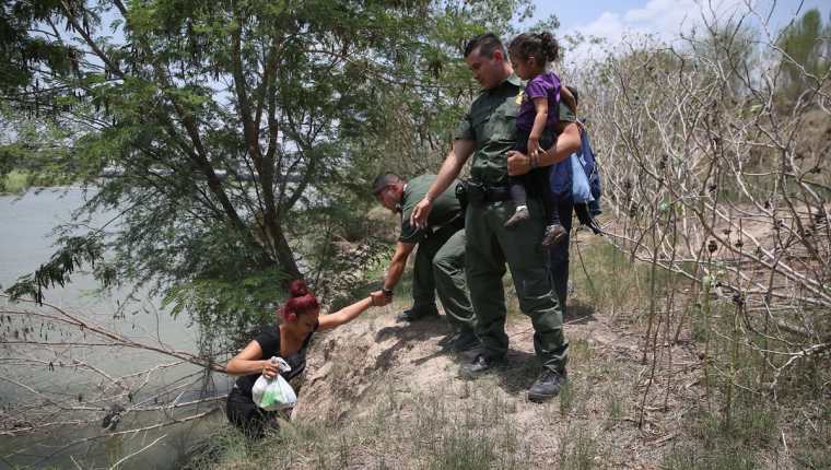 Migrantes centroamericanos continúan cruzando la frontera de EE.UU. (AP).