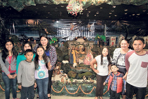 La familia Osoy Ambrosio, junto al nacimiento que fue diseñado desde hace cinco meses, tiene 133 piezas y representa la vida cotidiana en Belén.