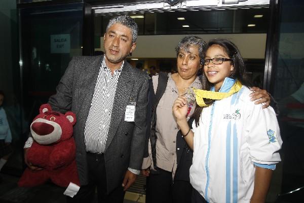Ana Sofía Gómez,  campeona panamericana, fue recibida por sus padres Estuardo Gómez y Patty Porras. (Foto Prensa Libre: Oscar Rivas)