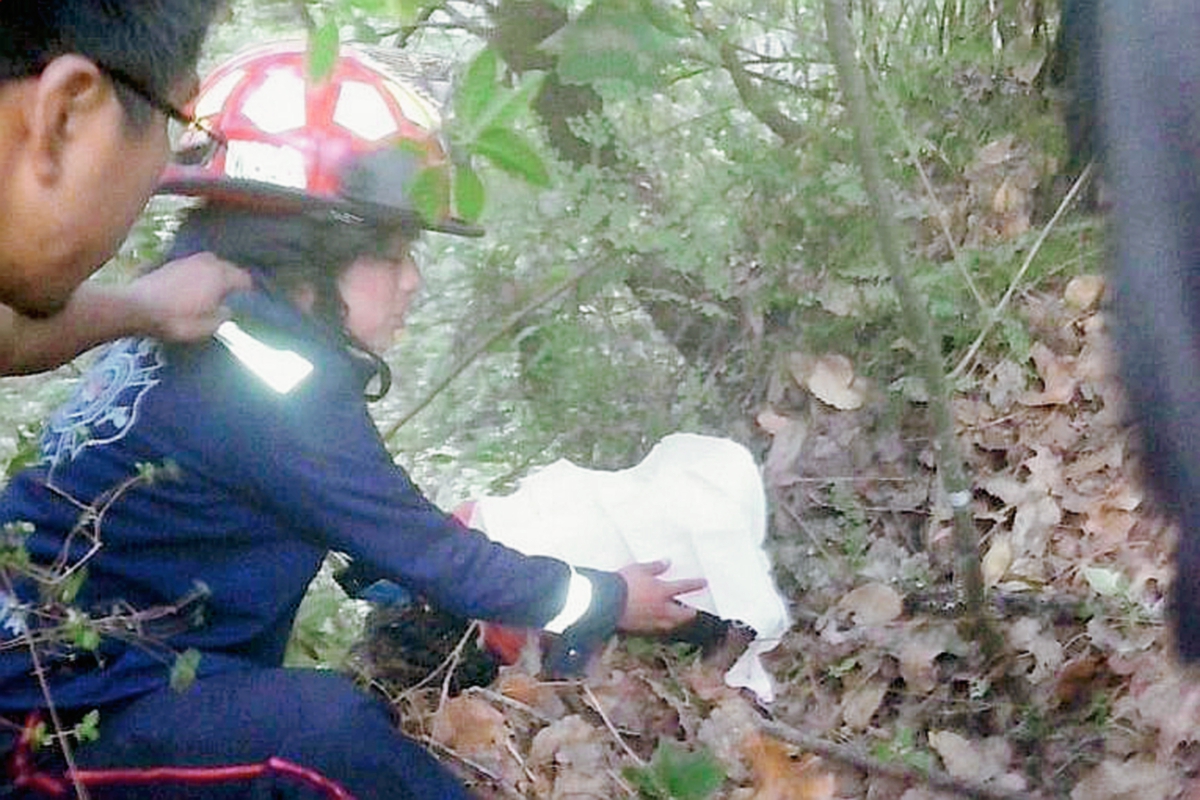 Los cuerpos estaban semienterrados en una zona montañosa de San Juan Argueta, Sololá. (Foto Prensa Libre: CBMD)