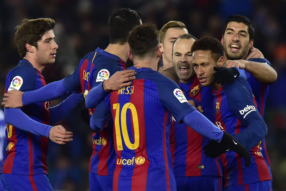 Los jugadores del Barcelona felicitan a Neymar después de haber anotado el 1-0 del equipo azulgrana. (Foto Prensa Libre: AP).