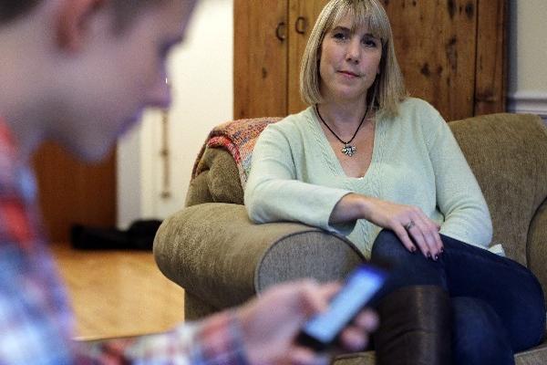 La excusa usada por los jóvenes, es hacer uso de la red para hacer las tareas escolares. (Foto Prensa Libre: AP)