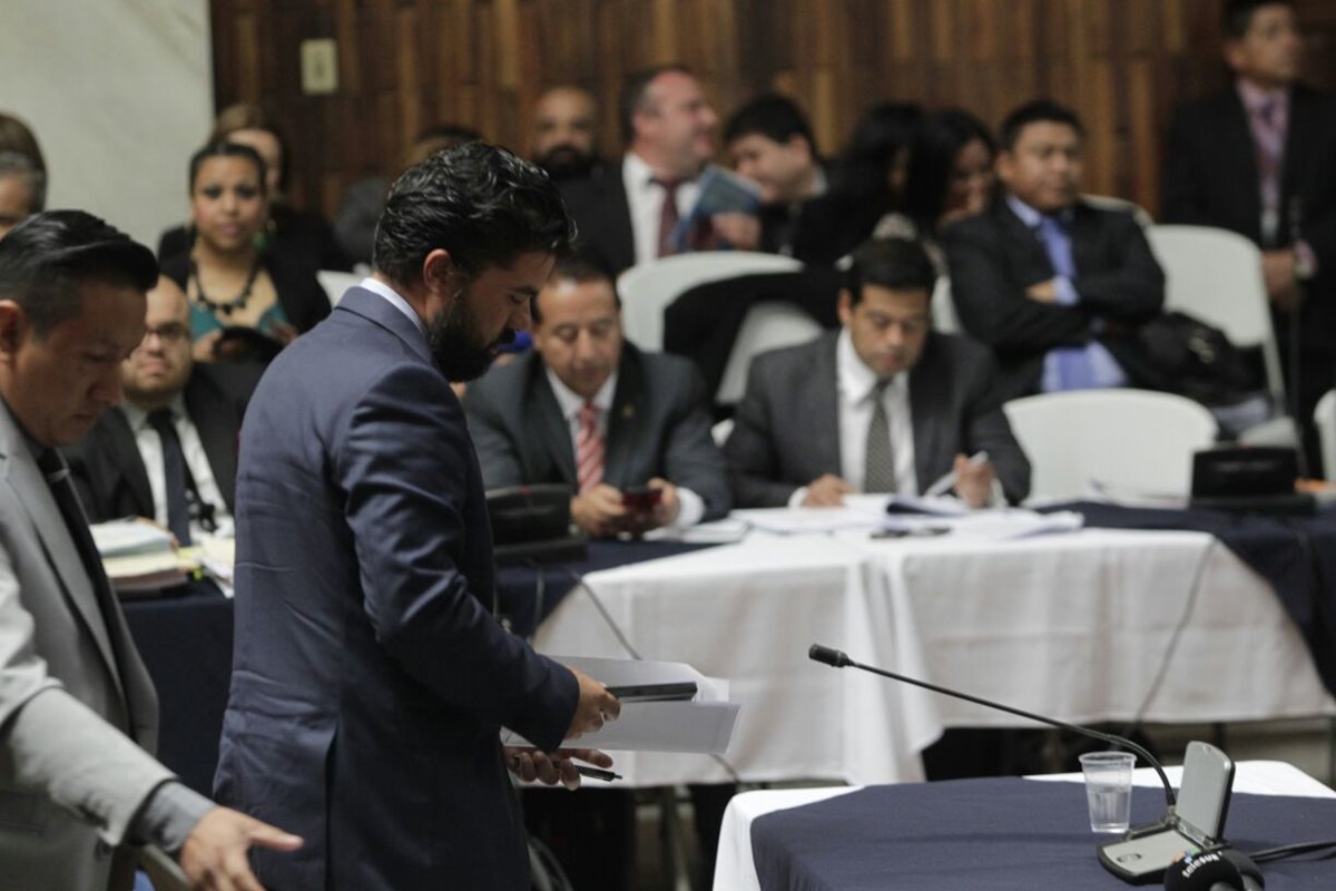 Jonathan Chévez comparece ante el juez Miguel Ángel Gálvez para declarar. (Foto Prensa Libre: Edwin Bercián)