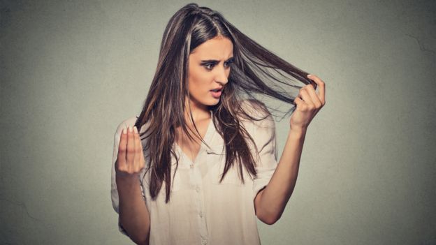 Las mujeres también sufren la pérdida de cabello. GETTY IMAGES