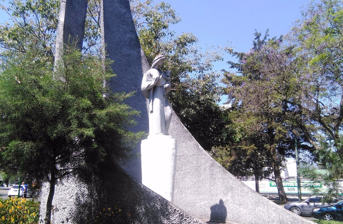 El monumento a la Madre ubicado en la Avenida Reforma. (Foto Prensa Libre: Óscar Felipe)