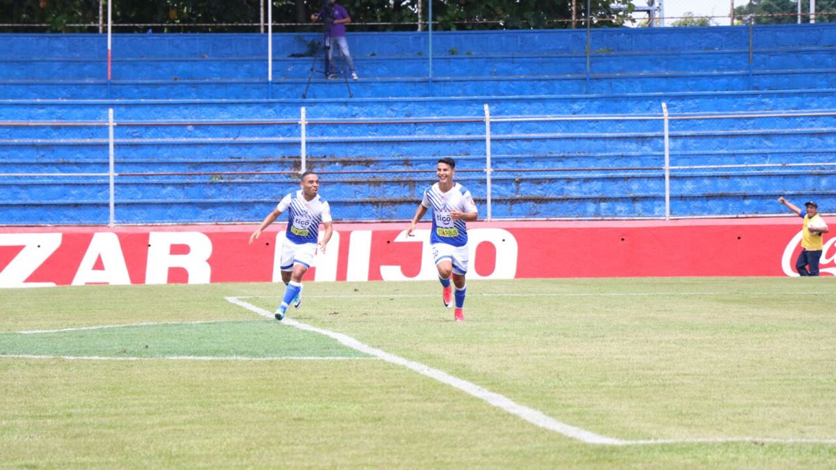 Santamaría celebra el golazo que marcó contra Antigua este sábado. (Foto Prensa Libre: Cristian Soto)