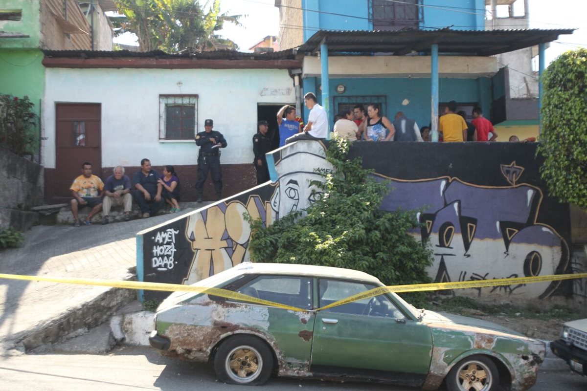 Dos hombres fueron ultimados dentro de una vivienda en la zona 18 capitalina. (Foto Prensa Libre: Erick Ávila)