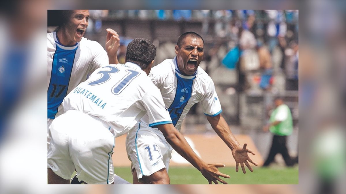 Así festejó Juan Carlos 'el Pin' Plata en aquel partido entre Guatemala y Costa Rica. (Foto Prensa Libre: Hemeroteca PL)