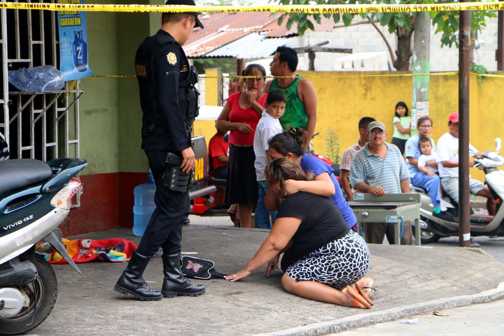 Familiares lloran la muerte de Sadrac Vinicio Morales García, de 1 año, quien fue arrollado en la zona 4 de Retalhuleu. (Foto Prensa Libre: Rolando Miranda)