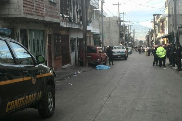 Un muerto y dos heridos dejó un ataque armado en la colonia Villalobos dos, zona 12. (Foto Prensa Libre: É. Ávila)