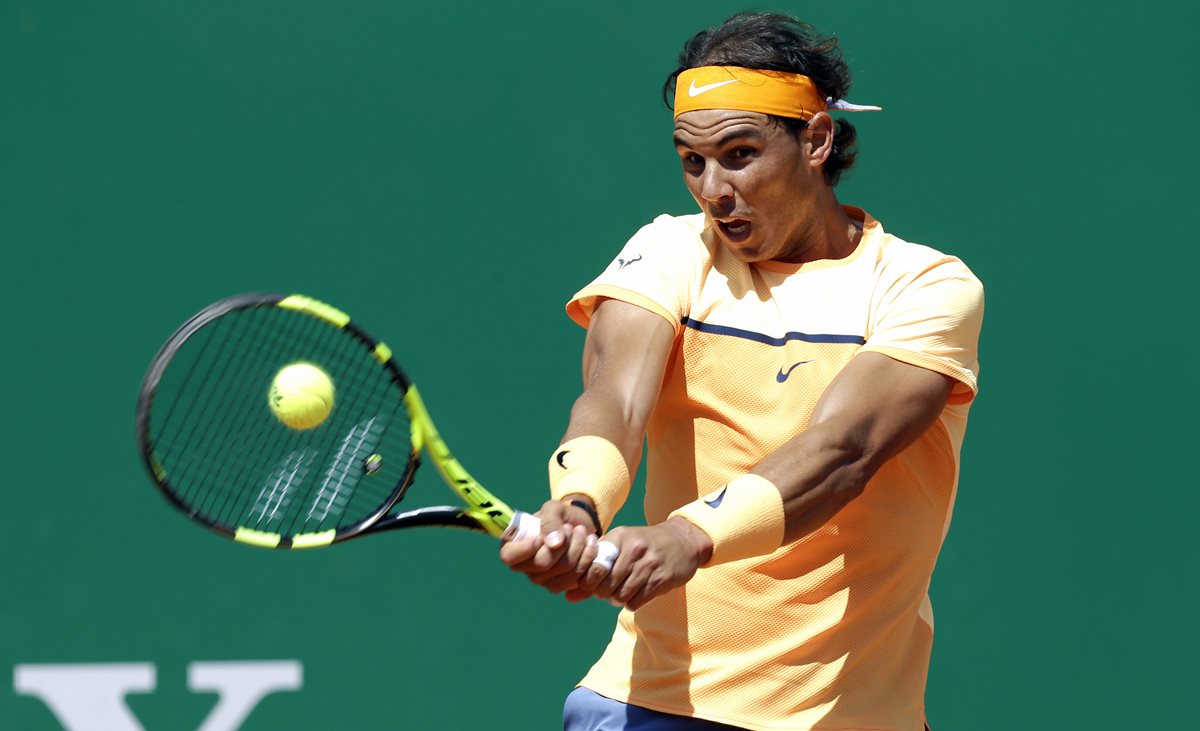 Rafael Nadal devuelve una pelota durante el juego de hoy. (Foto Prensa Libre: AP)