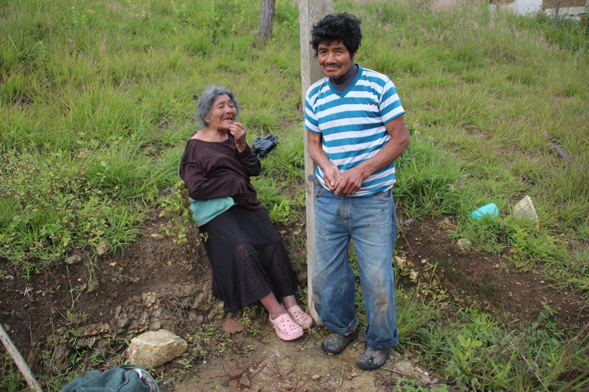 Petrona Ordóñez y su hermano Peco reciben ayuda en la aldea San Lorenzo, Huehuetenango. (Foto Prensa Libre: Mike Castillo)