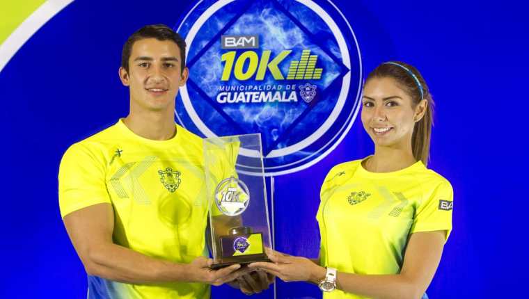 Presentación de la medalla y playera oficial de la séptima edición de los 10K nocturnos. (Foto Prensa Libre: Norvin Mendoza)