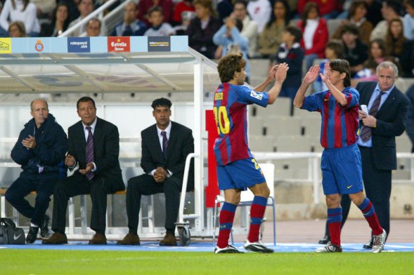 Messi ingresó por Deco el 16 de octubre del 2004 en su debut con el Barcelona, en un partido contra el Espanyol. (Foto Prensa Libre: Hemeroteca PL)