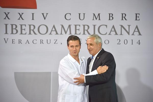 Presidente de México, Enrique Peña Nieto, saluda a su homólogo guatemalteco Otto Pérez. (Foto Prensa Libre: AFP)<br _mce_bogus="1"/>
