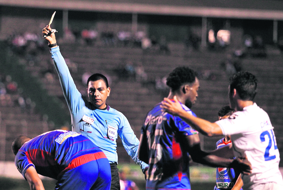 El central Wálter López forma parte de una listado de siete silbantes seleccionados por Concacaf. (Foto Prensa Libre: Hemeroteca PL)