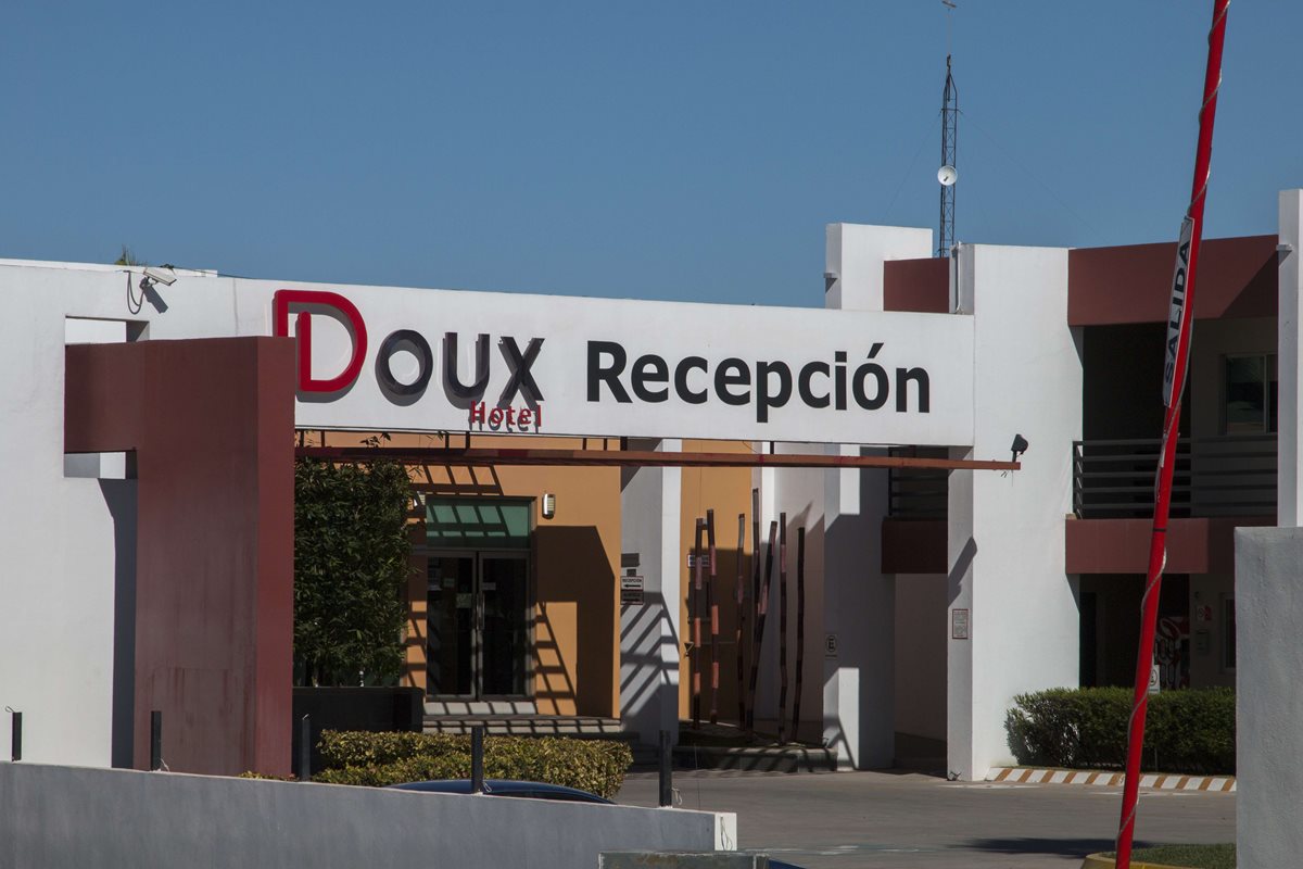 Vista del hotel Doux, en Los Mochis, Sinaloa, donde fue capturado "el Chapo". (Foto Prensa Libre: AP)