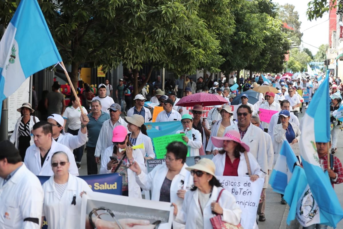 Médicos recorren el Centro Histórico para exigir al Ministerio de Salud una mejora salarial y la renuncia del ministro Carlos Soto. (Foto Prensa Libre: Juan Diego González)