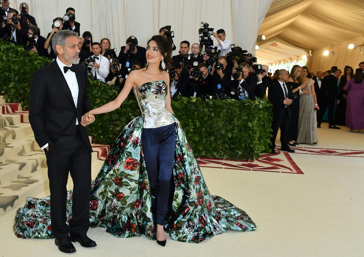 George Clooney junto a Amal Clooney, su esposa, en la gala del MET. El actor resultó herido en un accidente de tránsito (Foto Prensa Libre: AFP).
