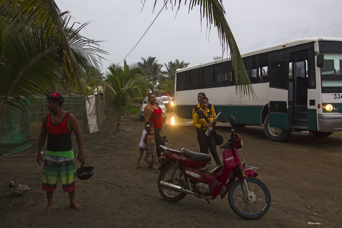 Los residentes de Boca de Pascuales, Estado de Colima, se preparan para ser evacuados, antes de la llegada del huracán Patricia. (Foto Prensa Libre: AFP)