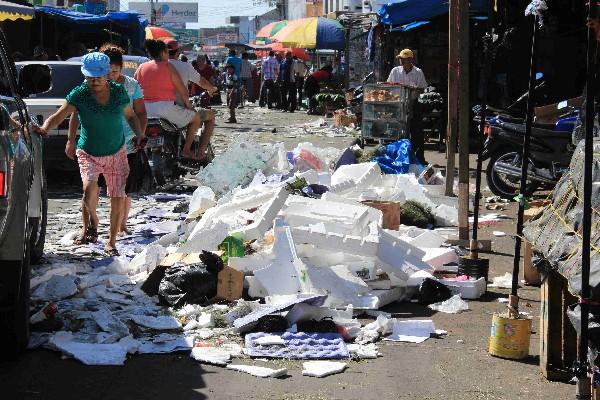 En Escuintla,  la empresa contratada no recogió la basura  de las ventas navideñas.