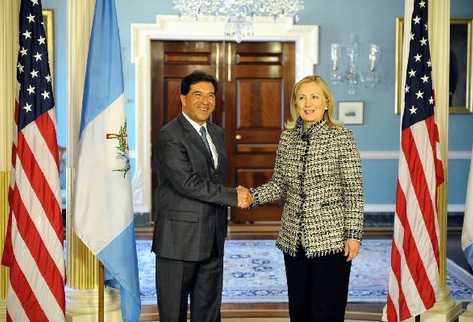 Harold Caballeros,  ministro de Relaciones Exteriores, saluda a la secretaria de Estado, Hillary Clinton, a quien explicó la idea del diálogo para la despenalización de drogas.