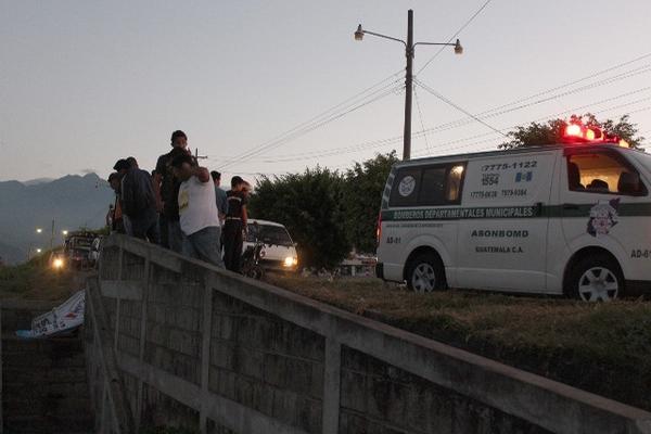 Curiosos observan el cadáver de un hombre que murió de forma violenta en Coatepeque. (Foto Prensa Libre: Alexander Coyoy) <br _mce_bogus="1"/>