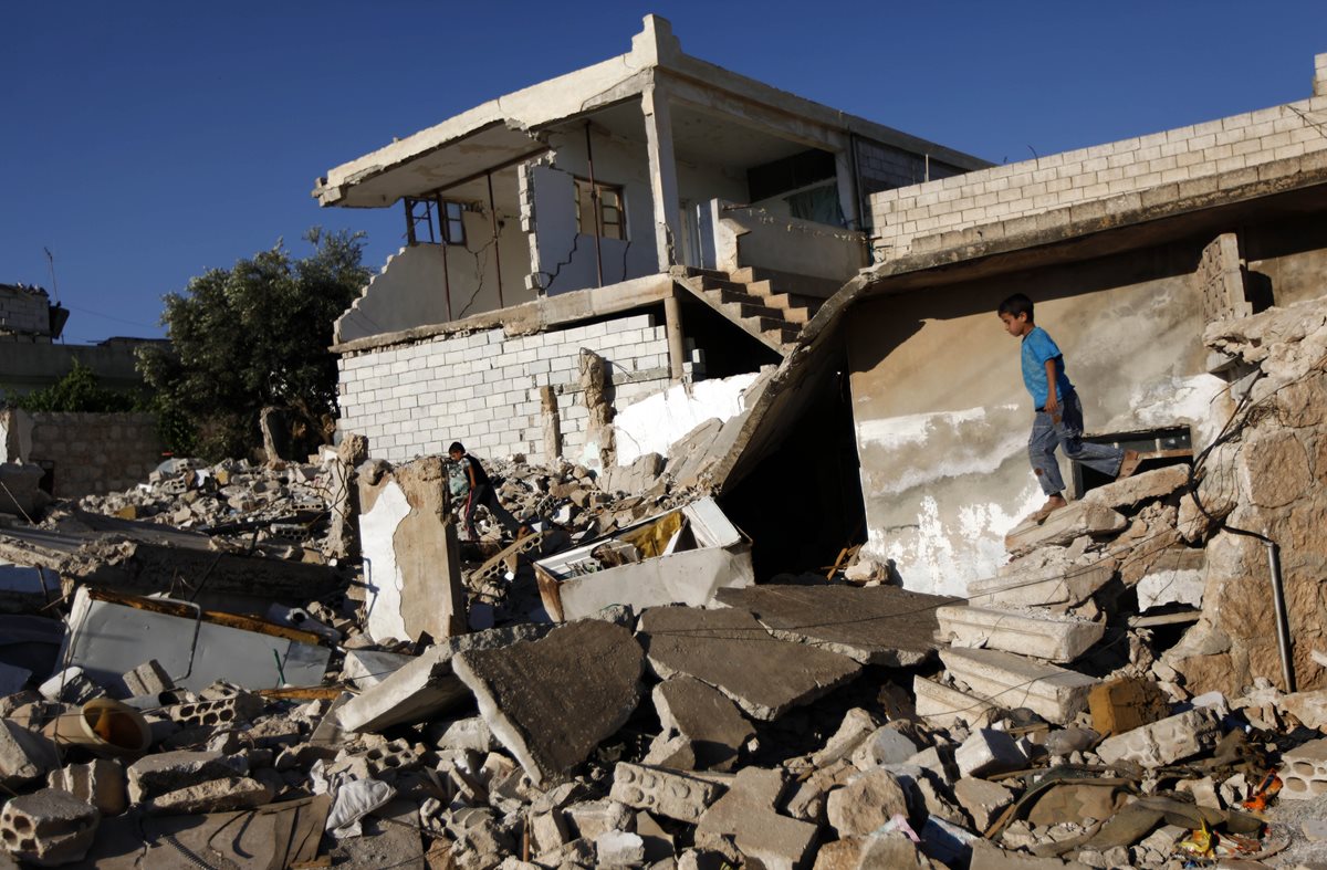 Los bombardeos en Siria han destruido cientos de edificaciones. (Foto Prensa Libre: AP)

