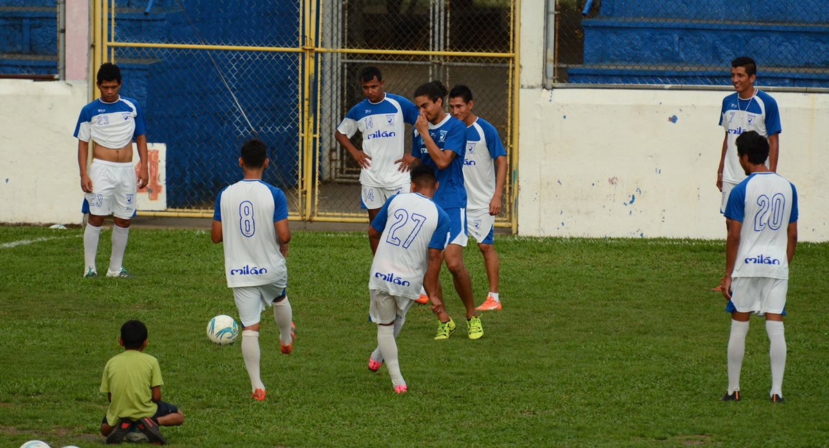 Los jugadores venados trabajan en el estadio Carlos Salazar, en preparación al juego contra Malacateco. (Foto Prensa Libre: Omar Méndez)