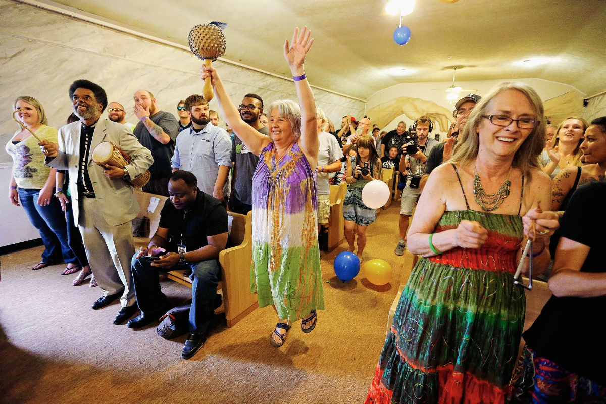 Miembros de la iglesia de la marihuana se reunen en la nueva sede en Indianápolis, EE. UU. (Foto Prensa Libre: AP).