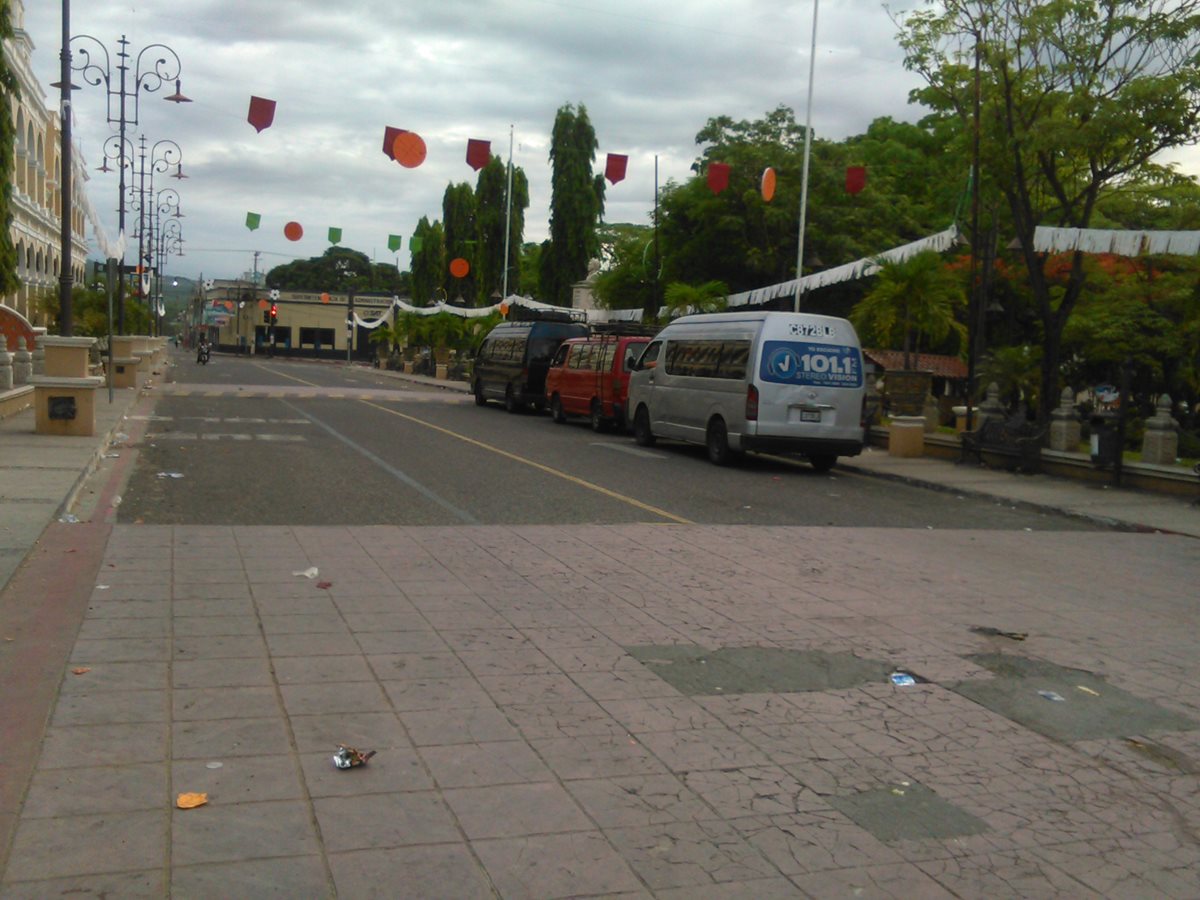 Autobuses permanecen estacionados debido a suspensión de servicio en la cabecera de Chiquimula. (Foto Prensa Libre: Edwin Paxtor)