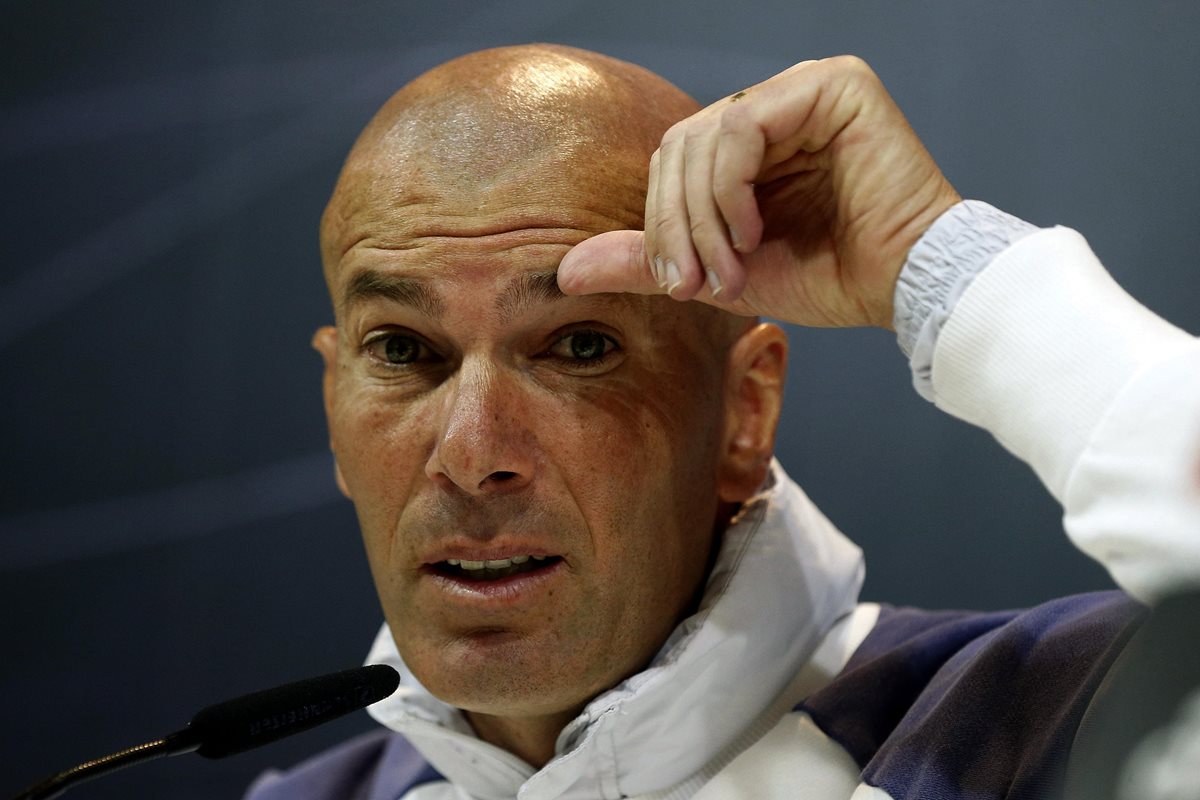 Zinedine Zidane se "sacudió" la etiqueta de favorito de cara al crucial Clásico del domingo. (Foto Prensa Libre: EFE)