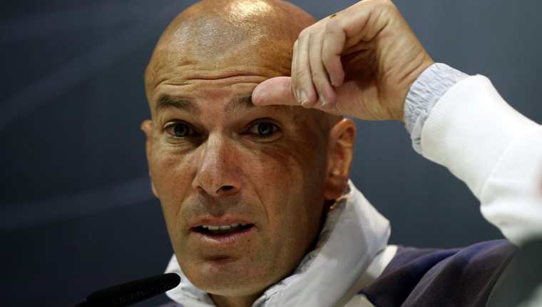 Zinedine Zidane se "sacudió" la etiqueta de favorito de cara al crucial Clásico del domingo. (Foto Prensa Libre: EFE)