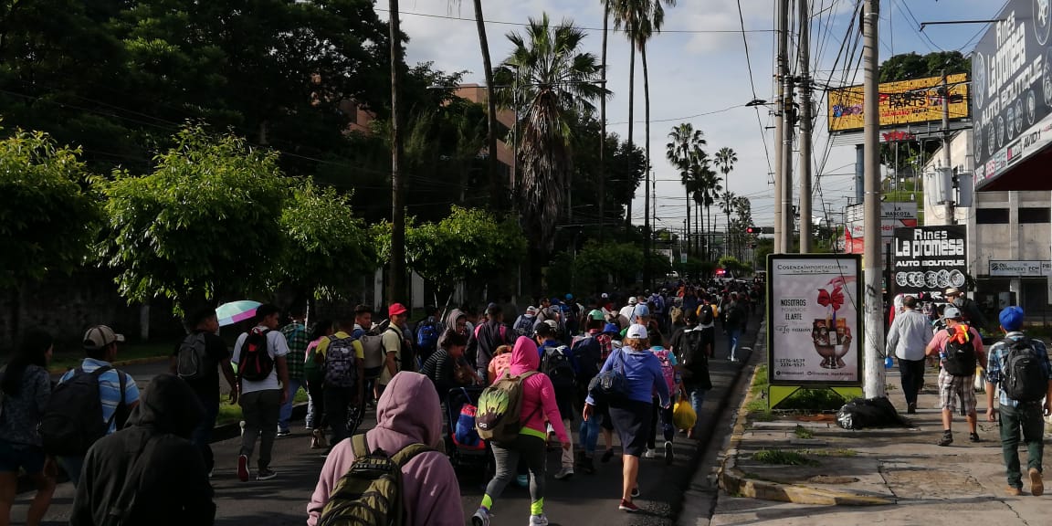 Un centenar de salvadoreños comenzó este domingo una caminata con rumbo a EE. UU. (Fotos Prensa Libre: Twitter)