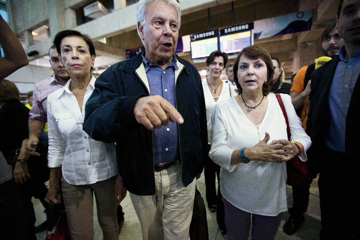 El expresidente Felipe González está visitando Venezuela donde espera para visitar al el líder opositor encarcelado Leopoldo López. (Foto Prensa Libre:AP).