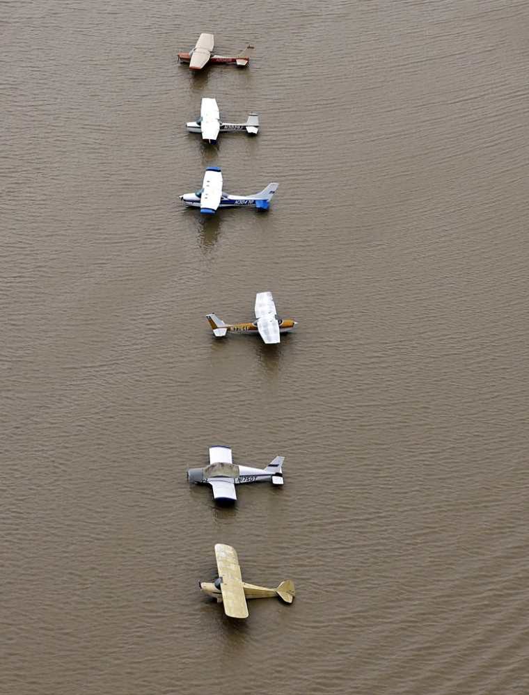Varias avionetas quedaron bloquedas por la inundación cerca del embalse Addicks Reservoir. (AP).
