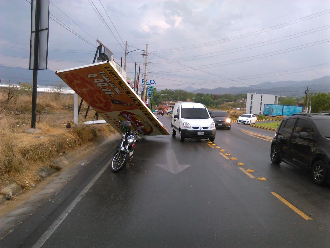 El tránsito en carretera tuvo demoras por la caída de avisos publicitarios. (Foto Prensa Libre: Edwin Paxtor)