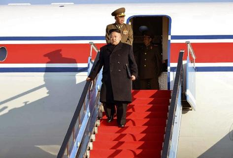 El líder norcoreano Kim Jong-un  fue captado descendiendo de un avión en el aeropuerto Samjiyon, cerca a Monte Paektu, Corea del Norte. (Foto Prensa Libre: EFE).