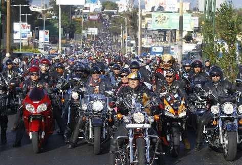 eddy villadeleón, el Zorro, quien luce su tradicional cola de zorro, encabeza el grupo de motociclistas que participan en  la caravana.