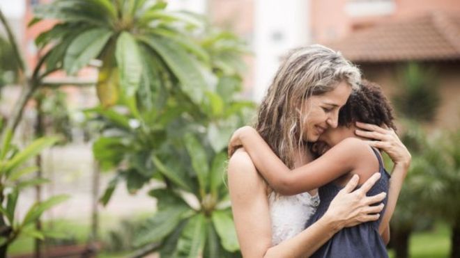 "Si no hubiera recibido apoyo no hubiera logrado completar el proceso", señaló Rutilene de Sousa, quien adoptó a Larissa luego de que la niña fuera regresada en tres casos anteriores. (Foto Prensa Libre: Marília Camelo/BBC Brasil)