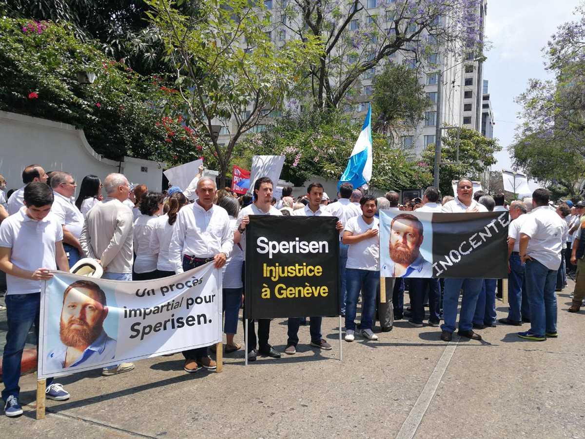 Con mantas y consignas personas piden un juicio justo para el exdirector de la PNC, Erwin Sperisen. (Foto Prensa Libre: Óscar Rivas)